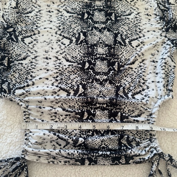 Forever 21 Women's Black and Cream Crop-top size small - Picture 6 of 12